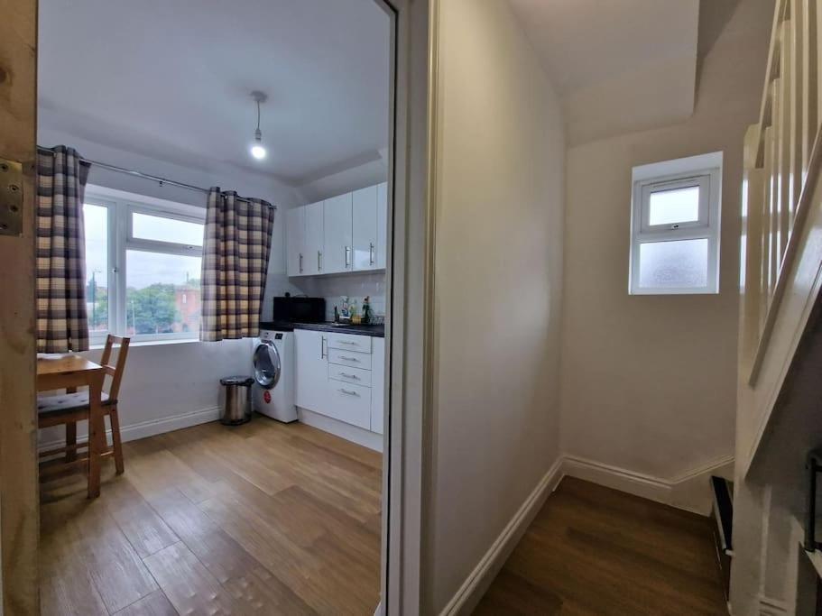 Living Serviced 9 *